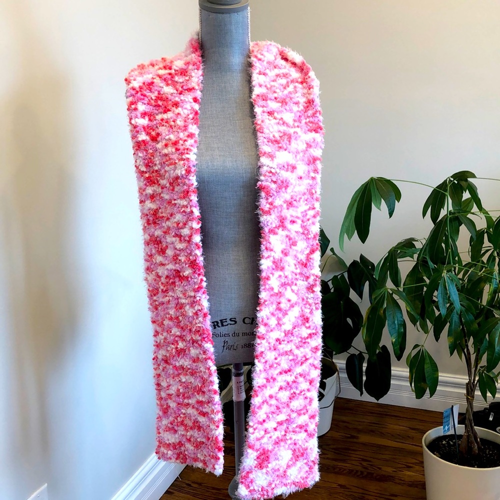 NWOT- Women’s knit scarf.